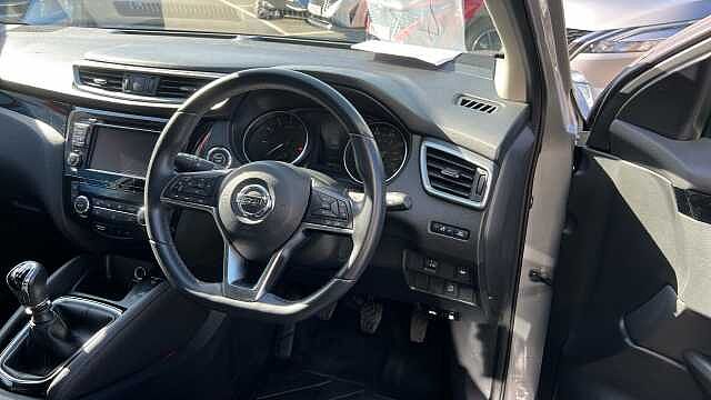 Nissan Qashqai QASHQAI 1.3 DiG-T N-Connecta 5dr [Glass Roof Pack]