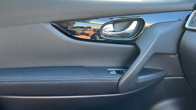 Nissan Qashqai QASHQAI 1.3 DiG-T N-Connecta 5dr [Glass Roof Pack]