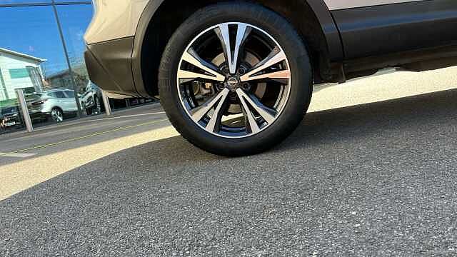 Nissan Qashqai QASHQAI 1.3 DiG-T N-Connecta 5dr [Glass Roof Pack]