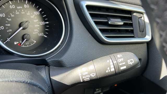 Nissan Qashqai QASHQAI 1.3 DiG-T N-Connecta 5dr [Glass Roof Pack]