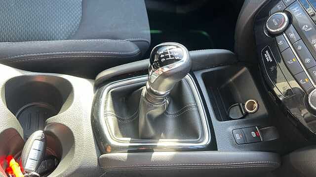 Nissan Qashqai QASHQAI 1.3 DiG-T N-Connecta 5dr [Glass Roof Pack]