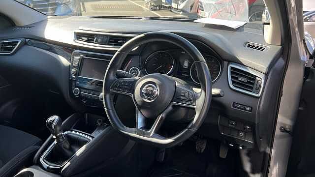 Nissan Qashqai QASHQAI 1.3 DiG-T N-Connecta 5dr [Glass Roof Pack]